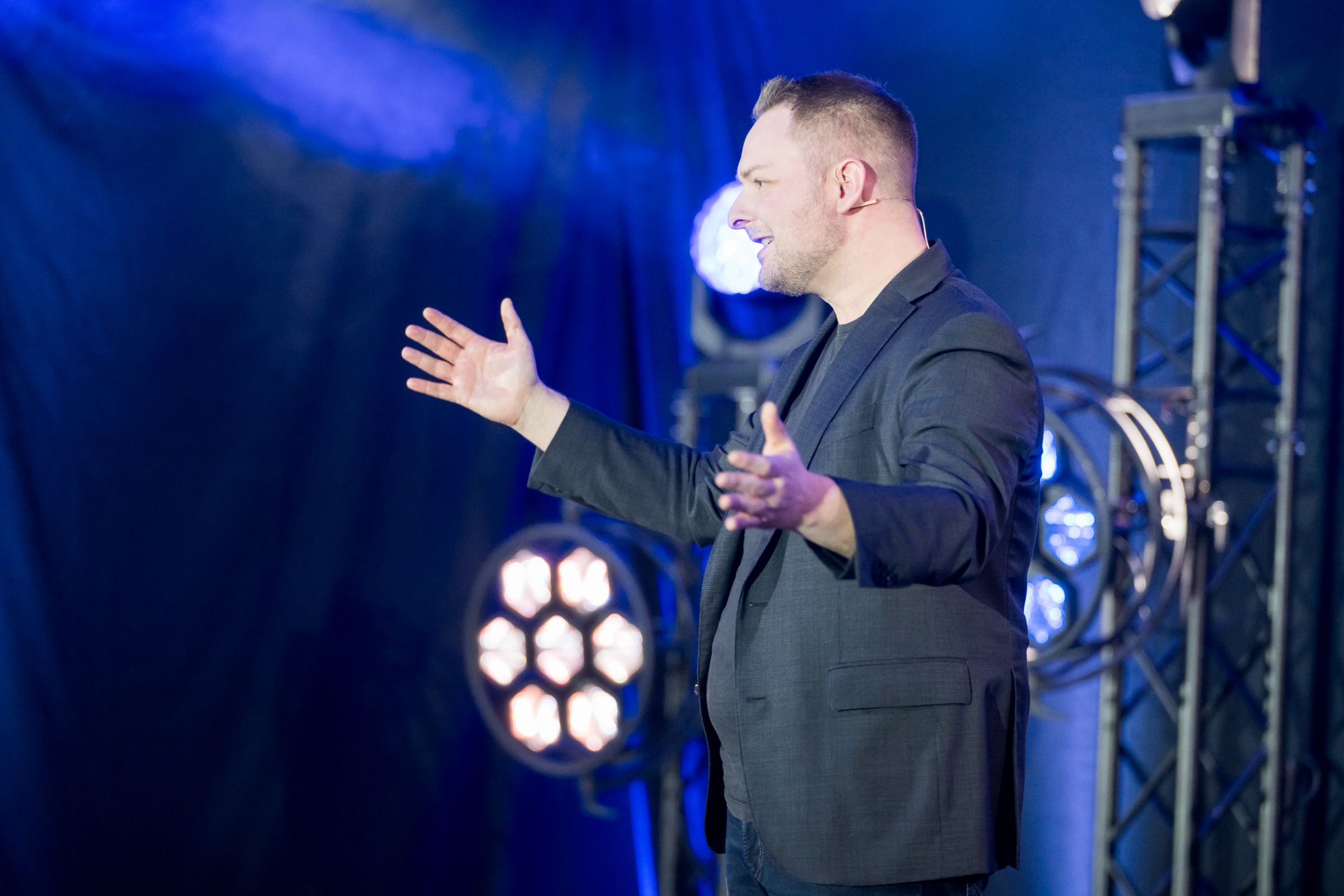 Michael Holtappels hält eine Keynote auf der Bühne