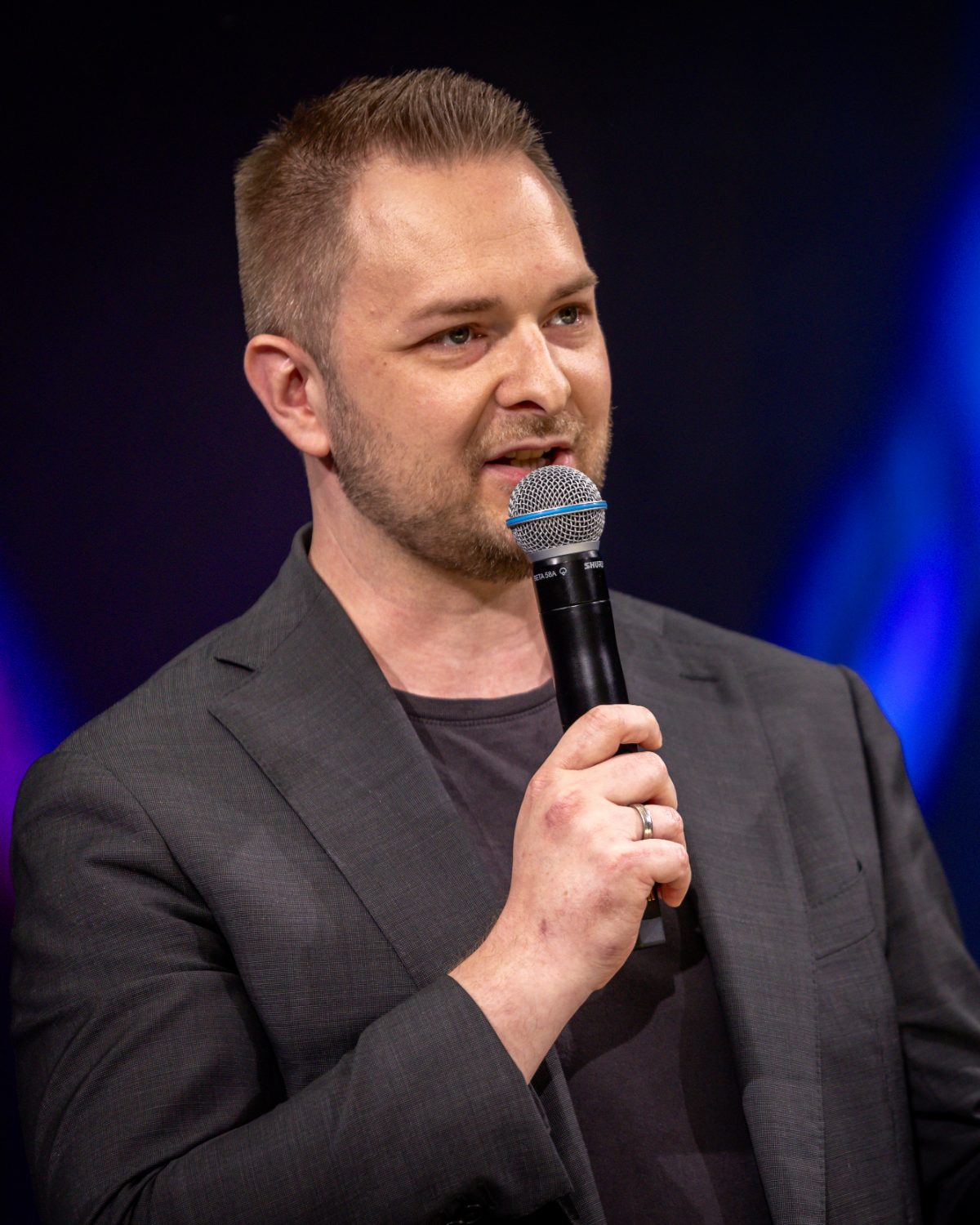 Michael Holtappels mit Mikrofon auf der Bühne