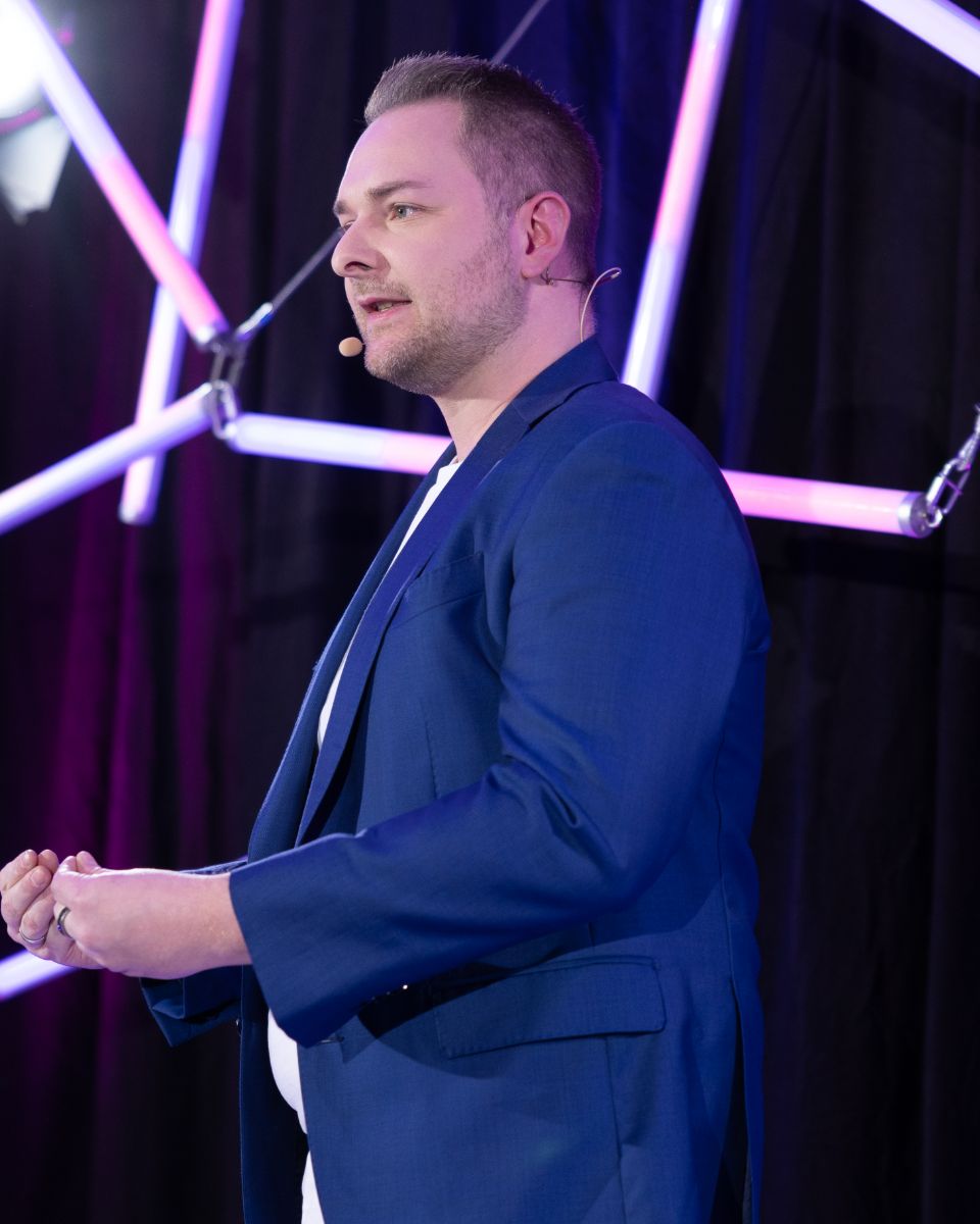 Michael Holtappels als Keynote Speaker auf der Bühne