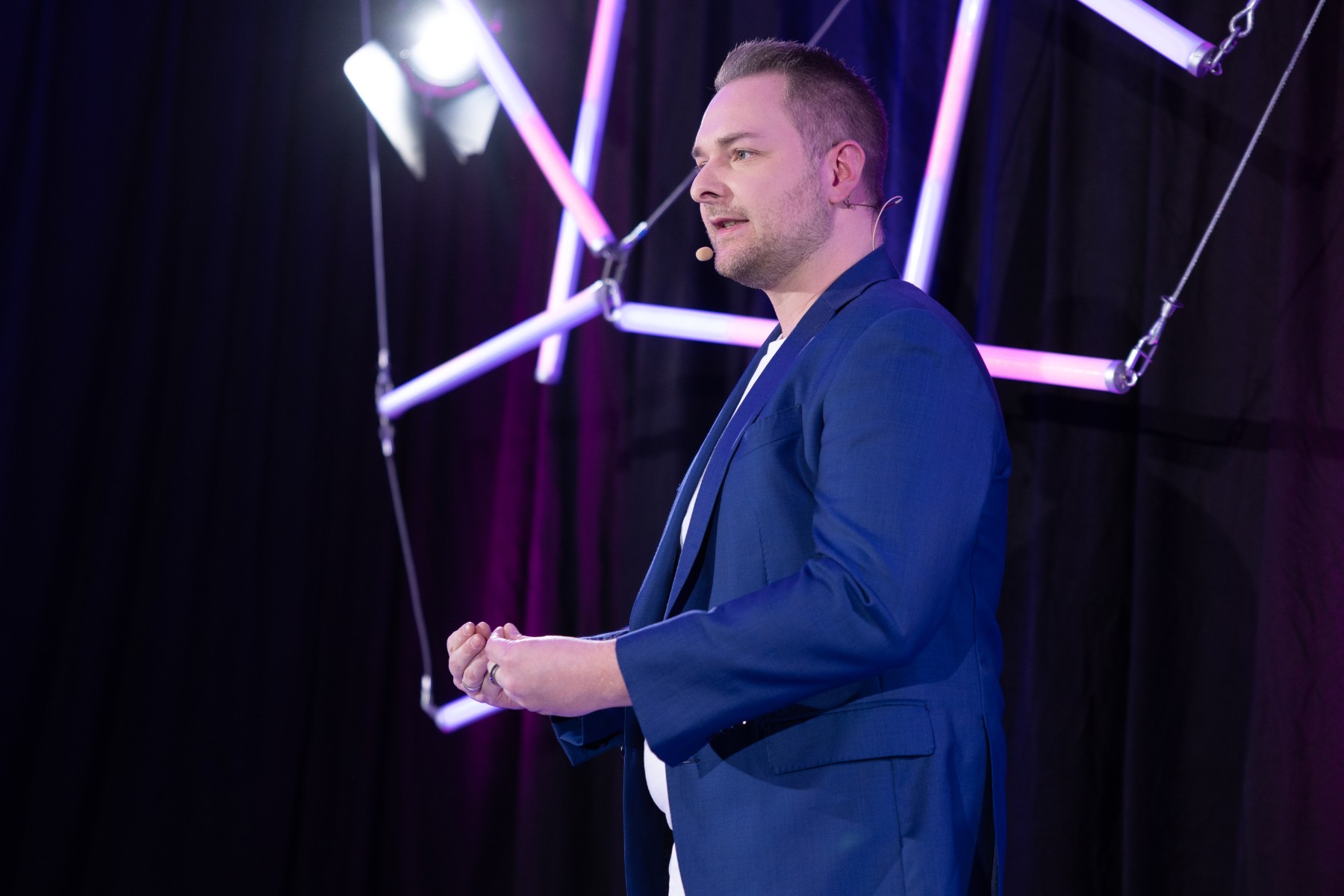 Michael Holtappels als Keynote Speaker auf der Bühne